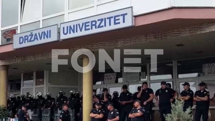 Protest ispred suda i policije 